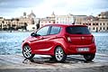 La nuova proposta di Opel adotta un moderno motore tre cilindri a benzina da un litro di ultima generazione, fluido ed efficiente, abbinato ad un cambio a cinque velocità. 