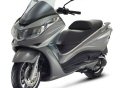 Le qualità del nuovo Piaggio X10 parlano chiaro e si affidano a linee moderne, sinuose e avvolgenti, studiate in galleria del vento, e ad una dotazione ricchissima. 