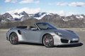 La Porsche 911 Cabrio si fa in due e si declina nelle varianti Turbo e Turbo S, la cui potenza erogata è pari rispettivamente a 520 e 560 CV.