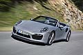 La dinamica di guida, le prestazioni e l’efficienza sono le medesime assicurate dalla versione 911 Coupé, sbarcata in concessionaria di recente. Identico anche il motore a sei cilindri sovralimentato da 3,8 litri.