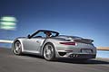 A seconda della potenza erogata la 911 Turbo Cabriolet scatta da 0 a 100 km/h in 3,5 o 3,2 secondi e raggiunge, in entrambe le versioni, la velocità massima di 318 km/h.