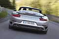 A bordo le caratteristiche estetiche restano inalterate e ricalcano fedelmente quelle presenti sulla versione 911 Turbo Coupé.
