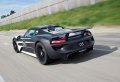 La 918 Spyder può lavorare anche in una modalità a emissioni zero con circa 25 km di autonomia e 150 km/h di velocità massima, garantita dalle batterie al litio da 6,8 kWh.