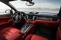 Macan Turbo vanta un motore 3,6 litri V6 da 400 CV in grado di scattare da 0 a 100 km/h in 4,8 secondi e di raggiungere la velocità massima di 266 km/h.