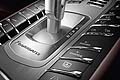 Il cambio a doppia frizione Porsche Doppelkupplung (PDK) a 7 rapporti è standard, mentre quello automatico Tiptronic S a 8 rapporti è abbinato alla Panamera Diesel e nella Panamera S E-Hybrid
