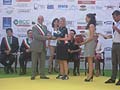 Premiata Sophie Eden l´adetta delle pubbliche relazioni del Team Williams di F1 al Trofeo Lorenzo Bandini 2012 consegnato da Luciano Parini