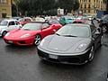 Raduno con auto Ferrari nei pressi della Banca BNL per Telethon
