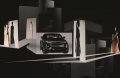 L’elemento più rappresentativo del design si identifica con la verniciatura grigio opaca Santorini Black rifinita a mano.
