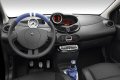 La carrozzeria sfoggia le tipiche fasce bianche Gordini, abbinate ai colori Blu Malta, Bianco Ghiaccio, Nero Nacré e Rosso Vivo.
