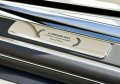 Si chiude la kermesse olimpica e i colpi di scena non mancano nella cerimonia di chiusura, dove sfilano tre elegantissime Rolls-Royce Phantom Drophead Coupé Series II, caratterizzate da un nuovo badge identificativo e da una livrea English White. 