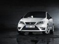 Il frontale, cui è stato dedicato un lieve restyling, propone una piccola bandiera a scacchi sulla griglia anteriore, mentre i nuovi fari a LED si abbinano a luci bi-xenon e fendinebbia con funzione cornering per l'illuminazione in curva. 