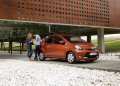 La nuova Aygo presenta tutti i dettagli del nuovo linguaggio stilistico di Toyota, con interni dotati di nuovi schemi cromatici, maggiore connettività per il sistema di infotainment, e il cambio sul volante nelle versioni con trasmissione Multimode.
