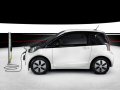 Basati sul prototipo FT-EV III presentato al Motor Show di Tokyo 2011, gli esterni della nuova iQ EV sono caratterizzati da esclusivi dettagli stilistici e dalla doppia tonalità Pearl White & Black. 