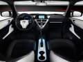 Anche gli interni dell’iQ EV sono rivestiti con uno schema cromatico bianco e nero. Toyota iQ dispone di un pannello strumenti con contatori Optitron.