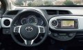 Toyota Yaris Hybrid interni vettura e volante. Le prime consegne sono previste a settembre 2012 con un prezzo d’ingresso pari a euro 17.500