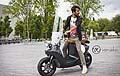Equipaggiato con un motore elettrico da 4 kW, in grado di garantire una velocità massima di 55 km/h per un'autonomia di oltre 80 km, lo scooter offre una carrozzeria realizzata con una monoscocca in fibre naturali: lino, canapa e cellulosa.