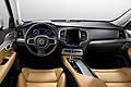 Gli interni della XC90 sono i più lussuosi mai realizzati da Volvo. Spicca la console con comandi che si azionano attraverso uno schermo a sfioramento.