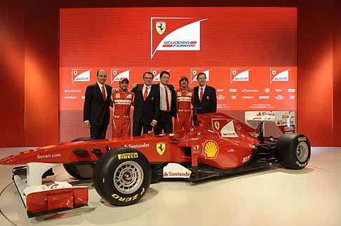 Ferrari - Foto di Gruppo con i piloti Ferrari width=