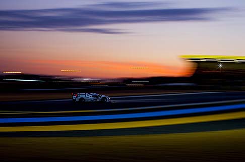 Porsche - La Porsche, una delle favorite alla vittoria finale, gareggia con la 919, caratterizzata da un motore 2.0 V4 turbo a benzina e i dispositivi KERS e Mgu-H che produce energia in accelerazione width=