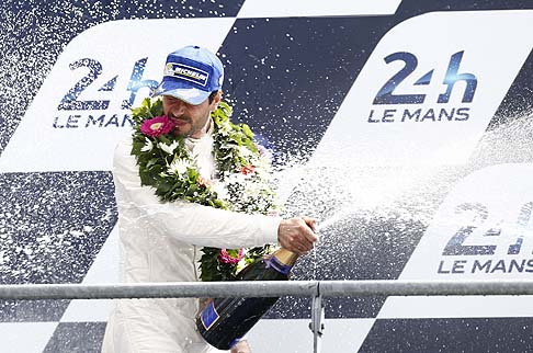 Audi - Alle 12.34, a circa tre ore dallo sventolio della bandiera a scacchi, l’Audi n° 2 si è saldamente ancorata in testa alla gara, ottenendo la vittoria finale.  width=
