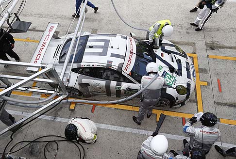 Audi - Dopo un inizio gara emozionante grazie alle condizioni meteo variabili, numerosi incidenti e una notte relativamente tranquilla, Timo Bernhard aveva preso il comando con la sua Porsche 919 Hybrid.  width=