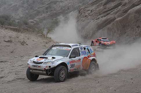 Hummer - Dakar - stage 4 - la vettura n.369 guidata da Garcia Francisco Jose (ARG) / MalanoJavier Mauricio una Subaru Forester e la racing cars n. 323 di Errandonea Bernard (AND) / Debron Arnaud (FRA) su SMG Buggy width=