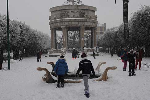 Acquaviva delle Fonti - Acquaviva delle Fonti, Piazza Vittorio Emanuele innevata a capodanno width=