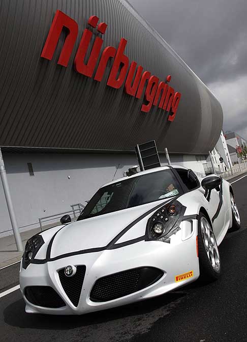 Alfa Romeo - Alfa Romeo 4C sul circuito di Formula 1 del Nurburing in Germania width=
