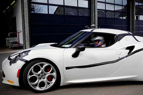 Alfa Romeo - Alfa Romeo 4C con il driver giornalista Host van Saurma width=