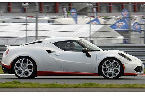Alfa Romeo - Alfa Romeo 4C in pista a Mosca width=