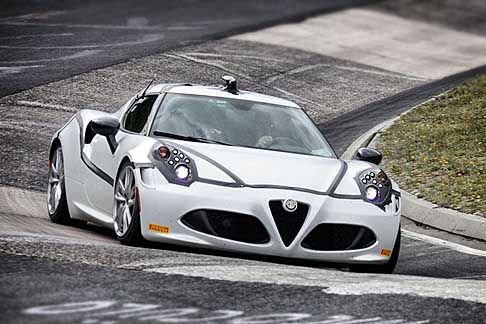 Alfa Romeo - Alfa Romeo 4C sul tracciato di Nordschleife width=