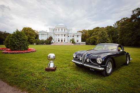 Concorso di eleganza - Alfa Romeo 6C 2500 SS coupè Touring Superleggera premiata Best of Show e il Yelagin Palace width=