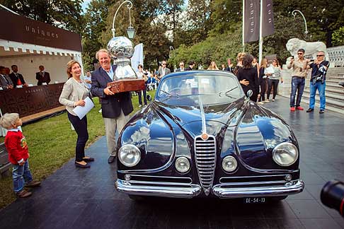 Concorso di eleganza - Alfa Romeo 6C 2500 SS coupè Touring Superleggera con il trofeo vinto Best of Show width=