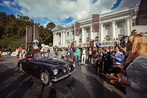 Concorso di eleganza - Alfa Romeo 6C 2500 SS coupè Touring Superleggera con trofeo realizzato da Stefano Ricci width=