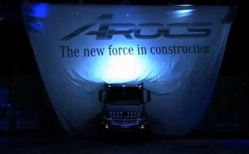 Mercedes-Benz - Anteprima mondiale trucks Mercedes-Benz Acros tolto il velo con le pale meccaniche width=