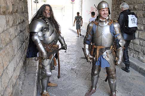 5^ tappa Acquaviva delle Fonti - Atmosfere soldati con armatura d'epoca con Monsieur Aldo' sulla sinistra alla Milano Taranto per la 5^ tappa di Acquaviva width=