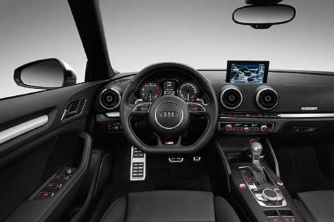 Audi - Audi S3 Cabriolet volante e cruscotto con display centrale width=