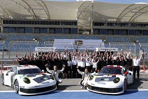 Porsche - Auto da competizione e tutto il team Porsche width=