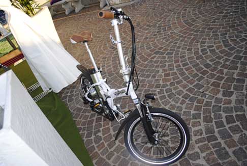 Reggio Calabria - Bicicletta elettrica rispettosa dell´ambiente stand sul Lungmare a Reggio di Calabria  width=