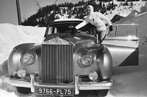 Star cars - La sex symbol Brigitte Bardot su una Rolls-Royce Silver Cloud Convertible width=