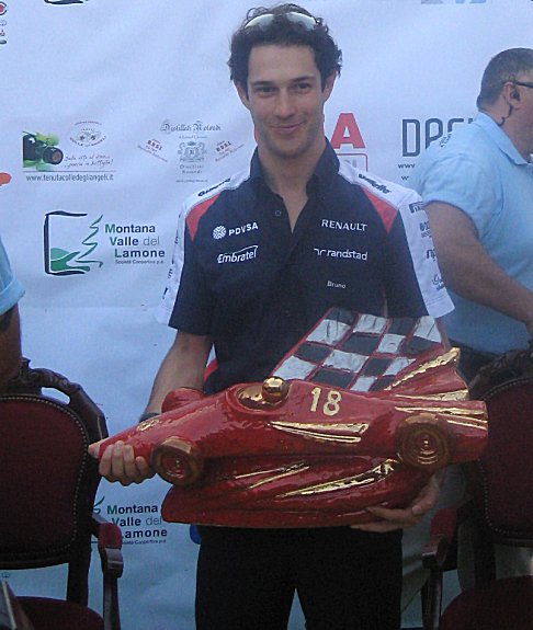 Bruno Senna - Bruno Senna con il premio Trofeo Lorenzo Bandini 2012 raffigurante la monoposto con il numero 18 width=