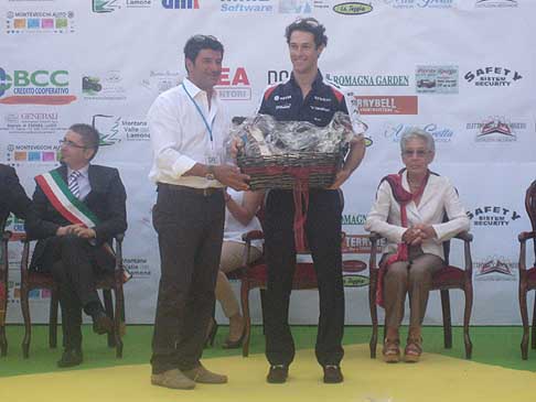 Bruno Senna - Bruno Senna che ritira il premio Trofeo Lorenzo Bandini 2012 consegnato da Maurizio Savorani. Affianco la sorella di Bandini sulla destra. width=