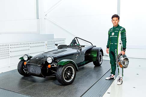Caterham - La carrozzeria si distingue per la tinta nero lucido abbinata a stripes sportive di colore nero opaco width=
