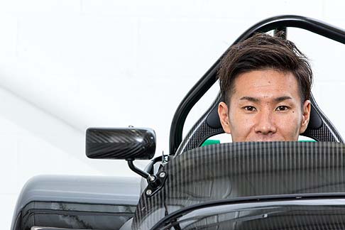 Caterham - Ogni vettura indossa il numero 10 sul frontale, il numero che il pilota adotta sull´auto da gara. In contrasto con la carrozzeria total black, troviamo alcune parti rifinite in fibra di carbonio e rivestite di colore verde. width=