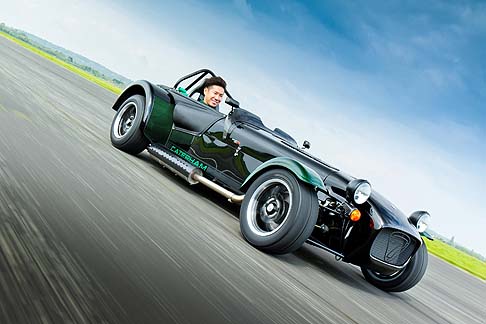 Caterham - In vero stile racing, l'auto è una monoposto che dispone di un tonneau cover in alluminio su tutta l'area del sedile del passeggero. width=