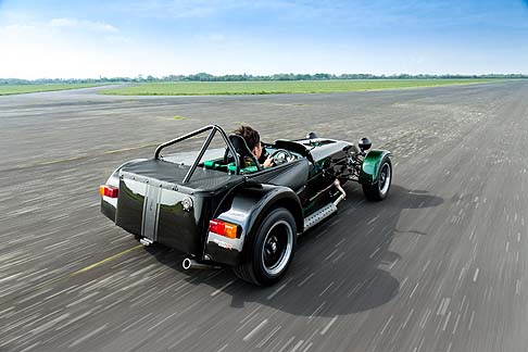 Caterham - Ulteriori elementi di stile sono rappresentati dai cerchi da 13 pollici e un sistema di scarico cromato nel posteriore, che ne enfatizzano lo stile dinamico. width=