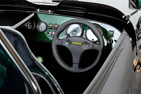 Caterham - All'interno, troviamo un cruscotto in fibra di carbonio con dettagli in verde lacca. Anche il sedile sportivo è realizzato in fibra di carbonio, con cuciture a contrasto di colore verde width=
