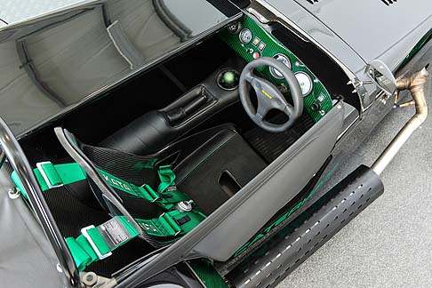 Caterham - Completano il look il logo Kamui sul poggiatesta e cinture a quattro punti di colore verde.  width=