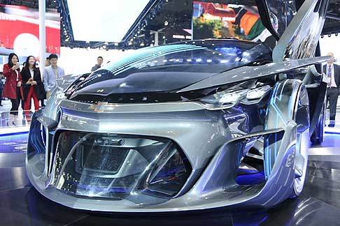 Chevrolet - Chevrolet FNR concept è dotata di un sistema di riconoscimento dell’iride che permette al proprietario di essere sicuro che nessuno tranne lui potrà aprile la portiere della vettura width=