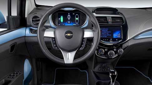 Chevrolet - Chevrolet Spark EV interni con doppio schermo LCD da 7 pollici width=